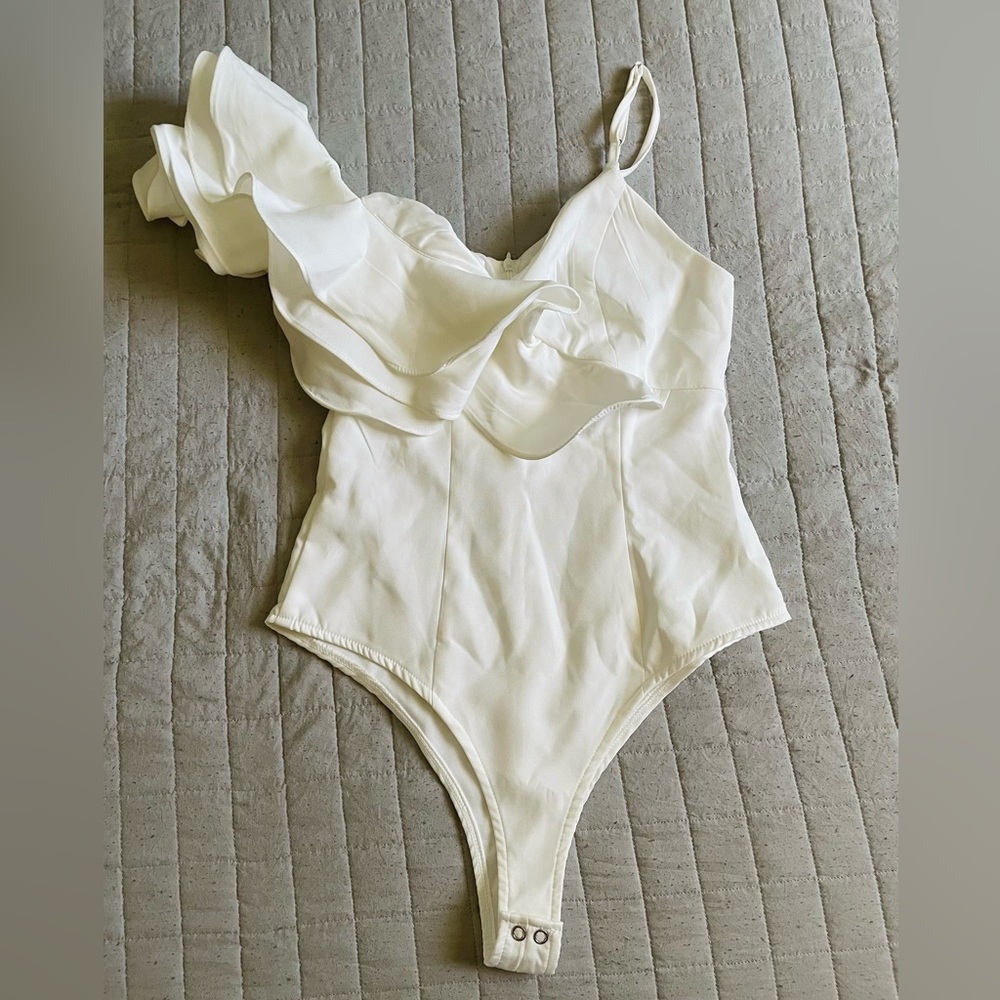 NWOT - Beashion Boutique brand, White One-Shoulder Ruffle Bodysuit, Size Small
